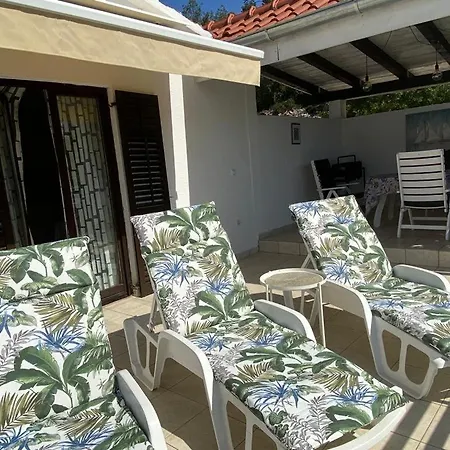 In 70m From The Sea Appartement Maslinica