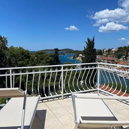 In 70m From The Sea Apartamento Maslinica