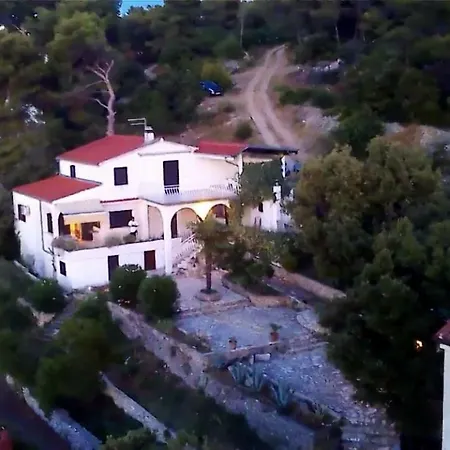 In 70m From The Sea Apartment Maslinica