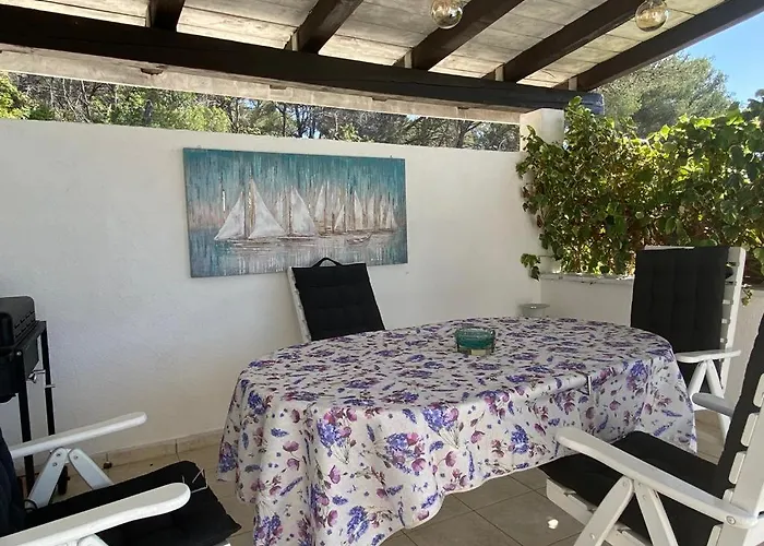 In 70m From The Sea Apartamento Maslinica