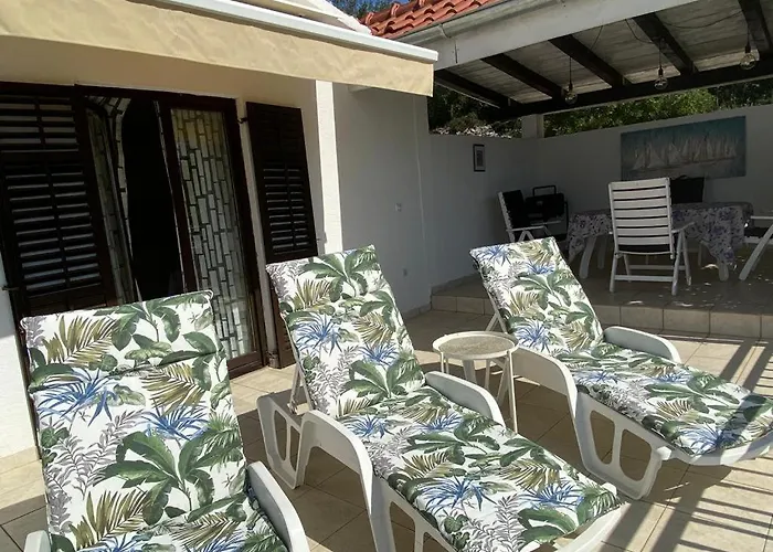 In 70m From The Sea Apartamento Maslinica